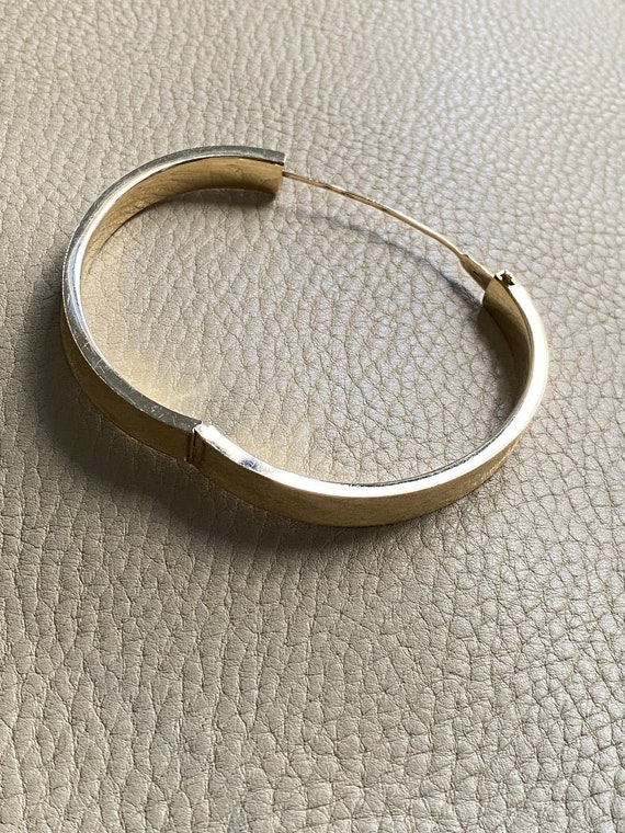 A beauty! 14k gold textured hinged bangle bracelet - image 5