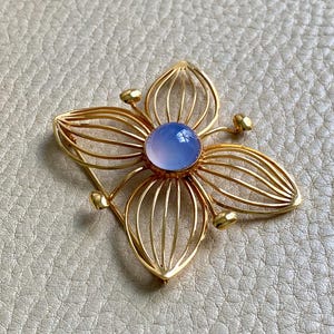 The 1951 Modernist Four Petal Flower Brooch with Chalcedony Stone in 18k gold - Stockholm, Sweden by Stigbert