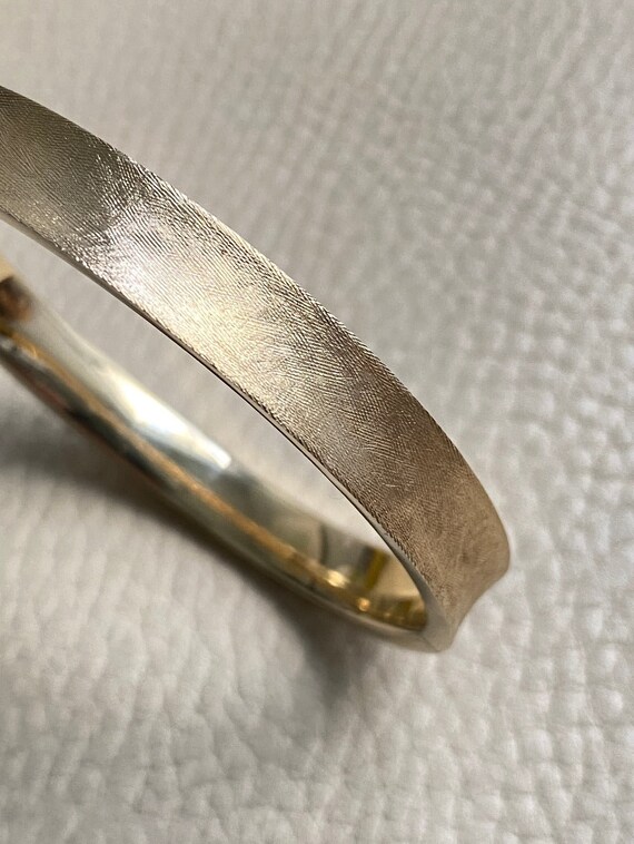 A beauty! 14k gold textured hinged bangle bracelet - image 3