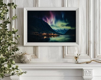 Puede incluir: Una fotografía enmarcada de una cordillera con un lago en primer plano. El cielo está lleno de vibrantes auroras boreales verdes, rosas y moradas.