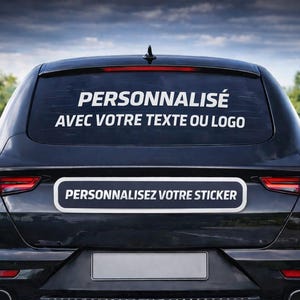 Peut inclure: Une voiture noire avec un autocollant sur la lunette arrière indiquant "PERSONNALISÉ AVEC VOTRE TEXTE OU LOGO" en texte blanc. Un autocollant rectangulaire en dessous indique "PERSONNALISEZ VOTRE STICKER". La voiture est garée sur une route.