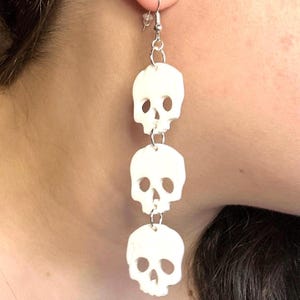 Pendientes colgantes de calaveras apiladas: acero y resina