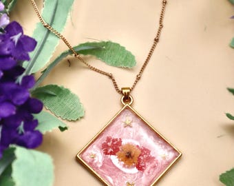 Ciondolo a forma di fiore in argento placcato oro rosa con catena placcata in oro Collana unica naturale stampata forgiata e sagomata Finitura satinata in oro rosa - Italia