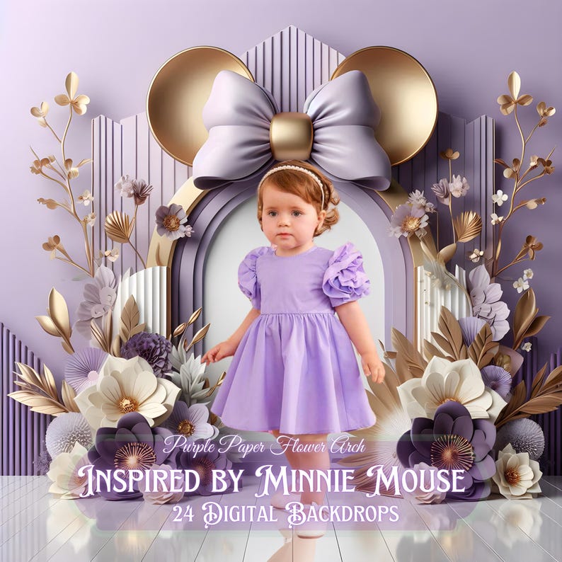 K&ouml;nnte beinhalten: Ein junges Kind in einem lavendelfarbenen Kleid steht vor einer dekorativen Kulisse. Die Kulisse zeigt eine gro&szlig;e Schleife, Mickey Mouse Ohren und Papierblumen in Lila, Gold und Wei&szlig;. Der Text auf der Kulisse lautet "Purple Paper Flower Arch" und "Inspired by Minnie Mouse".
