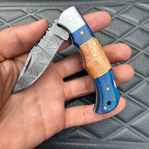 El mejor regalo de Navidad Navaja plegable de Damasco hecha a mano Navaja de Damasco real Cuchillos para padrinos de boda, regalo de cumpleaños y regalo de aniversario para él