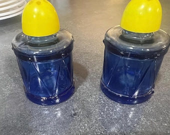 Vintage Hazel Atlas salt & pepper shakers.  Blue drums.
