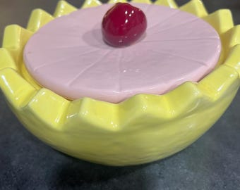 Whimsical Grapefruit bowl with lid.  1977 Mindy Mold Corp.