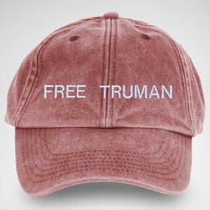 Kostenlos Truman Hut | Besticktes Filmzitat Cap | Die Truman Show inspiriert Geschenk | Pop Kultur Statement Hut | Lustiges Film-Liebhaber Geschenk