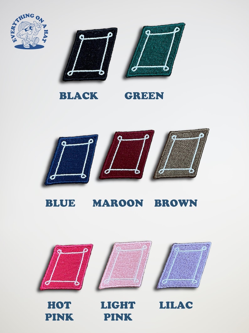 K&ouml;nnte beinhalten: Neun gestickte B&uuml;gelbilder in verschiedenen Farben, jedes mit einer wei&szlig;en umrandeten Diamantform mit wei&szlig;em Rand. Die Farben sind Schwarz, Gr&uuml;n, Blau, Rotbraun, Braun, Pink, Hellrosa und Lila.