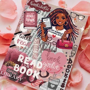 Op de afbeelding: Een collage van afbeeldingen in een roze en witte kleurstelling. De collage toont een vrouw met een bruine huid en lange vlechten die een Kindle e-reader vasthoudt. De tekst "MY KINDLE IS COMING WITH" is zichtbaar in de afbeelding. De collage bevat ook afbeeldingen van boeken, koffiebekers en andere leesgerelateerde items.