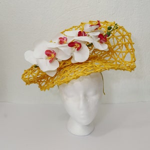 Derby Hatinator du Kentucky jaune Bibi orchidée blanche fleur jaune Chapeau blanc Church Ascot Chapeau de fête de mariage Chapeau de fête pour le thé