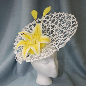 Chapeau de fête Kentucky Derby blanc, lys jaunes et plumes, chapeau de fête jaune pastel pour invité de mariage