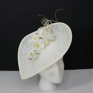 Ivory Kentucky Derby Hatinator: Off-White Flower & Feather Quills