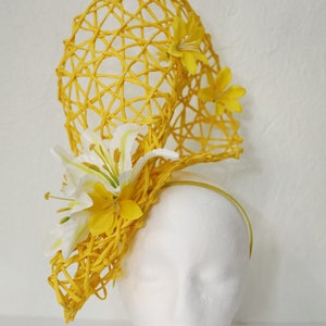 Chapeau Derby du Kentucky jaune Bibi fleur de lys blanc Chapeau d&#39;église à fleurs jaunes Chapeau de déjeuner Ascot pour goûter