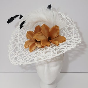 Tocado de flores de miel Kentucky Derby con plumas blancas para invitados de boda Tocado de flores de magnolia marrón con plumas blancas para bautizo de iglesia