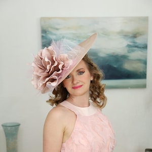 Sombrero Kentucky Derby color topo Sombrero para invitados a una boda color rubor Sombrero grande para fiesta en el jardín color marrón claro Tocado con flores de gran tamaño en color beige Tocado rosa pálido