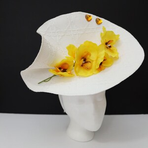 Derbies Hatinator du Kentucky blanches Bibi de mariage jaunes Chapeau fleur d&#39;orchidée jaune Tea Party Bibi d&#39;église jaune cristaux jaunes