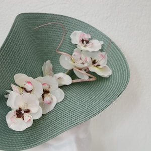 Pastel Green Fascinator Kentucky Derby Hat White Orchid Flowers Wedding Guest Hat Sage Garden Party Fascinator Royal Ascot Pale Green Hat