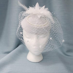 White Veil Hat Bridal Fascinator White Kentucky Derby Hat Wedding Hat Bridal Shower Headband Tea Party Hat 1920s Pillbox Hat Feathers Pearls