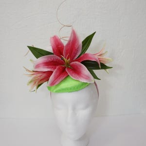 Pink Fascinator Lime Green Kentucky Derby Hat Pink Lily Flower Wedding Guest Hat Green Garden Party Fascinator Pink Flowers Feather Quills