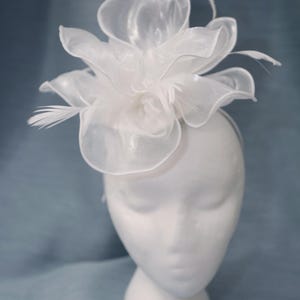 White Fascinator Kentucky Derby Organza Bridal Hat White Wedding Hat White Bridal Headband Tea Party Hat 1920s Pillbox Feathers Veil Hat