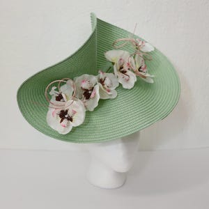 Sage Fascinator Kentucky Derby Hat White Orchid Flowers Wedding Guest Hat Light Green Garden Party Fascinator Royal Ascot Pastel Green Hat
