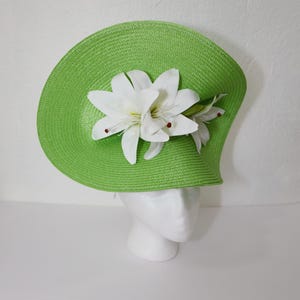 Apple Green Fascinator Kentucky Derby Hat White Flowers Wedding Guest Hat Light Green Garden Party Fascinator White Lily Tea Party Hat