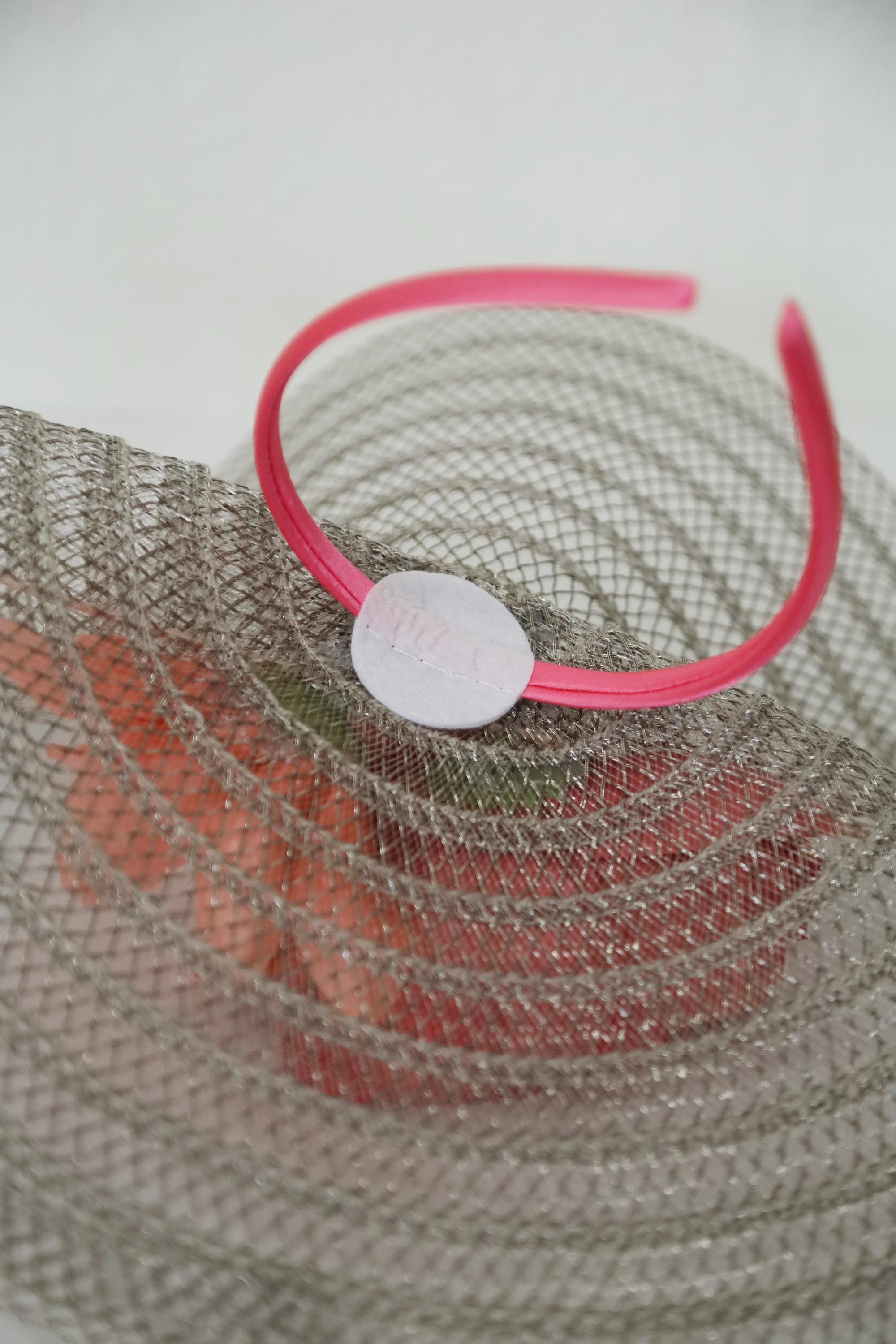 シルバーケンタッキーダービーハット、ピンククイルウェディングファシ