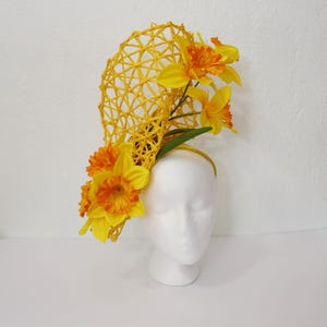 Yellow Fascinator Kentucky Derby Hat Yellow Daffodil Flowers Wedding Guest Hat Yellow Garden Party Fascinator Straw Fascinator Tea Party Hat