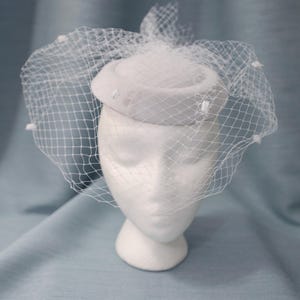 White Veil Hat Bridal Fascinator White Kentucky Derby White Hat Wedding Hat Bridal Shower Headband Tea Party Hat 1920s Pillbox Hat White