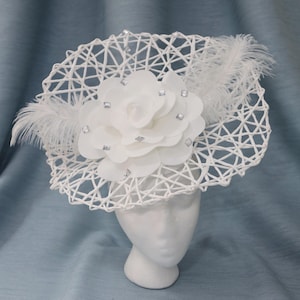 Sombrero Kentucky Derby blanco, sombrero de paja blanco para invitada de boda, sombrero de novia con flores grandes, tocado de plumas blancas para fiesta en el jardín, sombrero con cristales plateados