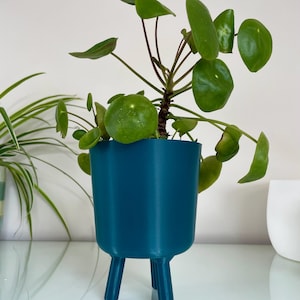 3D Printed Plant Pot with Tall Legs: Minimalist Home Decor