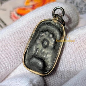 Richesse chance prospérité protection Leklai Phi 1950 amulette en métal sacré lot rare de 999 - pendentif amulette thaïlandaise par lignée Wat Noi
