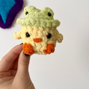 Mini poussin chapeau grenouille Bobby Peluche crochet image 1