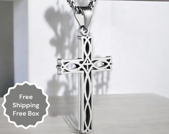 Pode incluir: Um colar com uma cruz de prata, com um design detalhado e intrincado. A cruz é feita de metal e tem um acabamento preto. O colar é um ótimo presente para um ente querido.