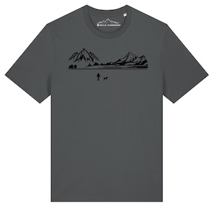 Könnte beinhalten: Dunkelgraues T-Shirt mit schwarzer Grafik eines Bergmassivs, Bäumen, einer Person und einem Hund. Der Text "WILD KINDNESS" ist oberhalb des Halsausschnitts aufgedruckt. Das Shirt ist aus weichem Material.