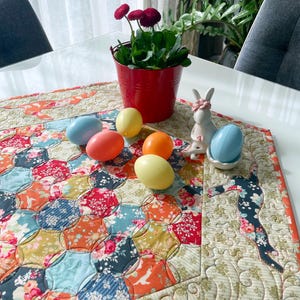 Osterhasen Tischdecke Mitteldecke Ostern Dekoration Hexagon Patchwork Quilt 60x70 cm (24"x26,5")