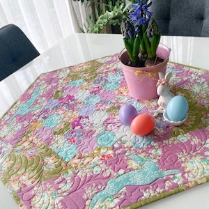 Peut inclure: Ensemble de trois mugs en céramique avec une finition mate et mouchetée. Les mugs sont de couleur crème, gris clair et gris foncé. Design minimaliste, parfait pour le café ou le thé.