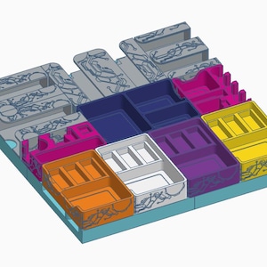 Puede incluir: Un organizador de juegos de mesa multicolor con varios compartimentos en tonos grises, azules, rosas, naranjas, blancos, morados y amarillos. El organizador tiene una base azul claro y presenta un diseño de placa de circuito. Está diseñado para guardar componentes de juego.