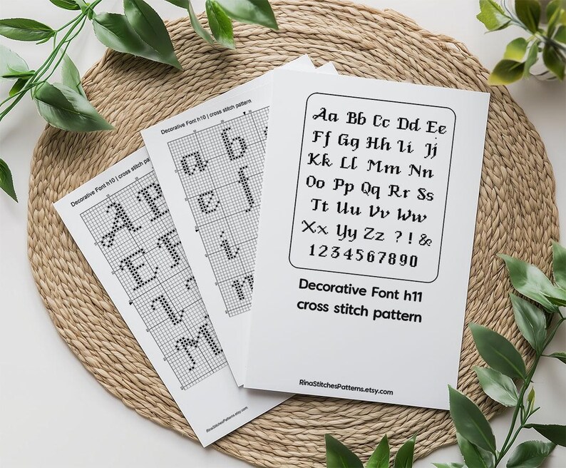 Pu&ograve; includere: Un modello di punto croce stampabile per un font decorativo. Il modello include tutte le lettere dell'alfabeto, i numeri e i segni di punteggiatura. Il font &egrave; uno script stilizzato con un tocco decorativo.