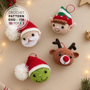 Può includere: Quattro decorazioni all'uncinetto raffiguranti Babbo Natale, un elfo, una renna e un personaggio verde con un cappello rosso. Ogni ornamento ha un viso rotondo, occhi neri e un occhiello per appenderlo. Testo nell'immagine: CROCHET PATTERN ENG - ITA PDF.