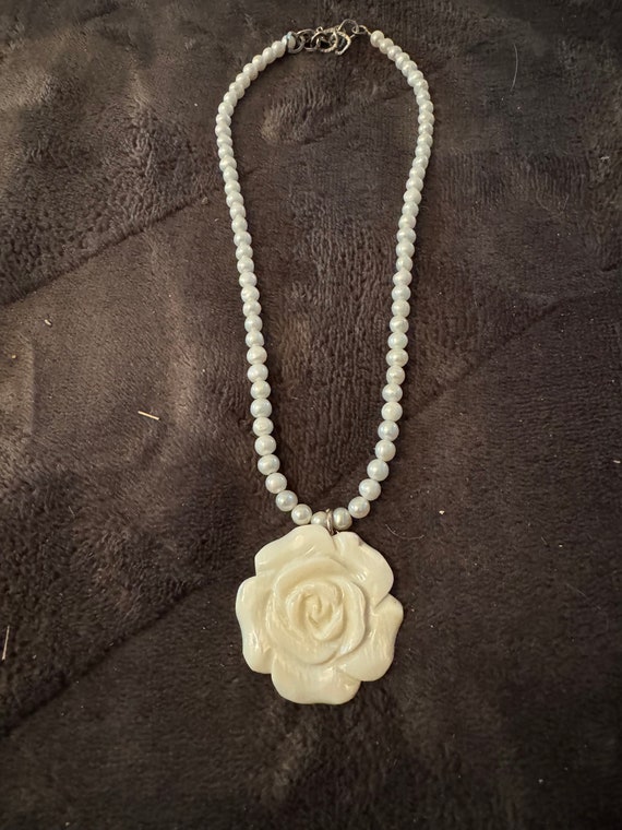 Vintage mother of pearl flower and pearl necklace