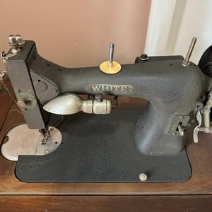 Machine à coudre rotative blanche vintage avec table/boîte en bois d'origine
