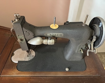 Vintage witte roterende naaimachine met originele houten tafel/kist