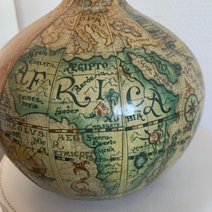 Carafe mappemonde en cuir décor  carte du vieux monde art d’Italie