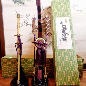 Traditionelles japanisches Mini-Schwert- und Bogenschießdisplay im Vintage-Stil von Hakuhō – Samurai-Dekor in einer Box, als Akzent für den Eingangsbereich oder das Wohnzimmer