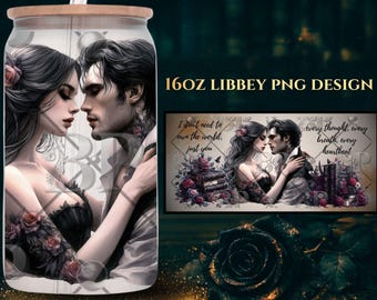 Könnte beinhalten: Ein 16oz Libbey PNG-Design-Glas mit einem Holzdeckel und einem Strohhalm. Das Design zeigt eine romantische Illustration eines sich umarmenden Paares mit Rosen und dem Text "I don't need to own the world, just you" und "every thought, every breath, every heartbeat."