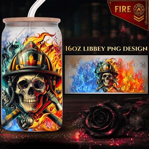 Könnte beinhalten: Eine 16oz Libbey Glasdose mit einem Feuerwehrmann-Schädel-Design. Das Design zeigt einen Schädel mit einem Feuerwehrhelm, umgeben von Flammen und Wasser. Das Glas hat einen Bambusdeckel und einen Strohhalm.