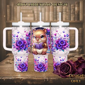 Può includere: Bicchiere bianco da 1183 ml con design PNG Libbey, manico e cannuccia. Il bicchiere presenta una lontra dei cartoni animati con gli occhiali che legge un libro, circondata da fiori e cuori viola e rosa. Il testo "DESIGN ONLY" è visibile.