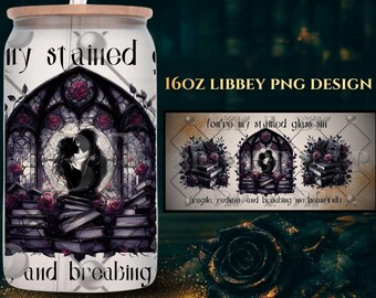 Könnte beinhalten: Eine 16oz Libbey PNG-Design-Glasdose mit Bambusdeckel und Strohhalm. Das Design zeigt ein Buntglasfenster mit einem sich umarmenden Paar, umgeben von Rosen und Büchern. Der Text enthält "my stained" und "and breaking."